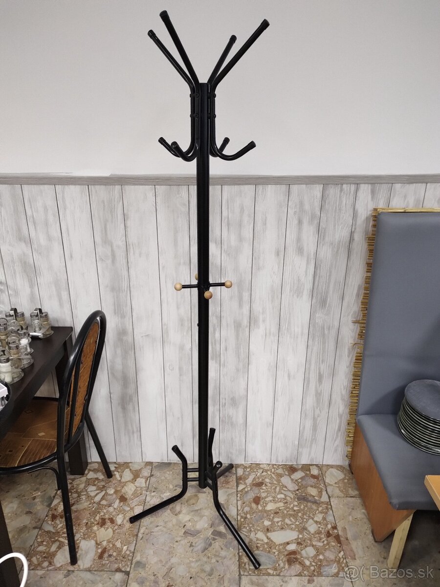 vesiak volne stojaci na kabaty