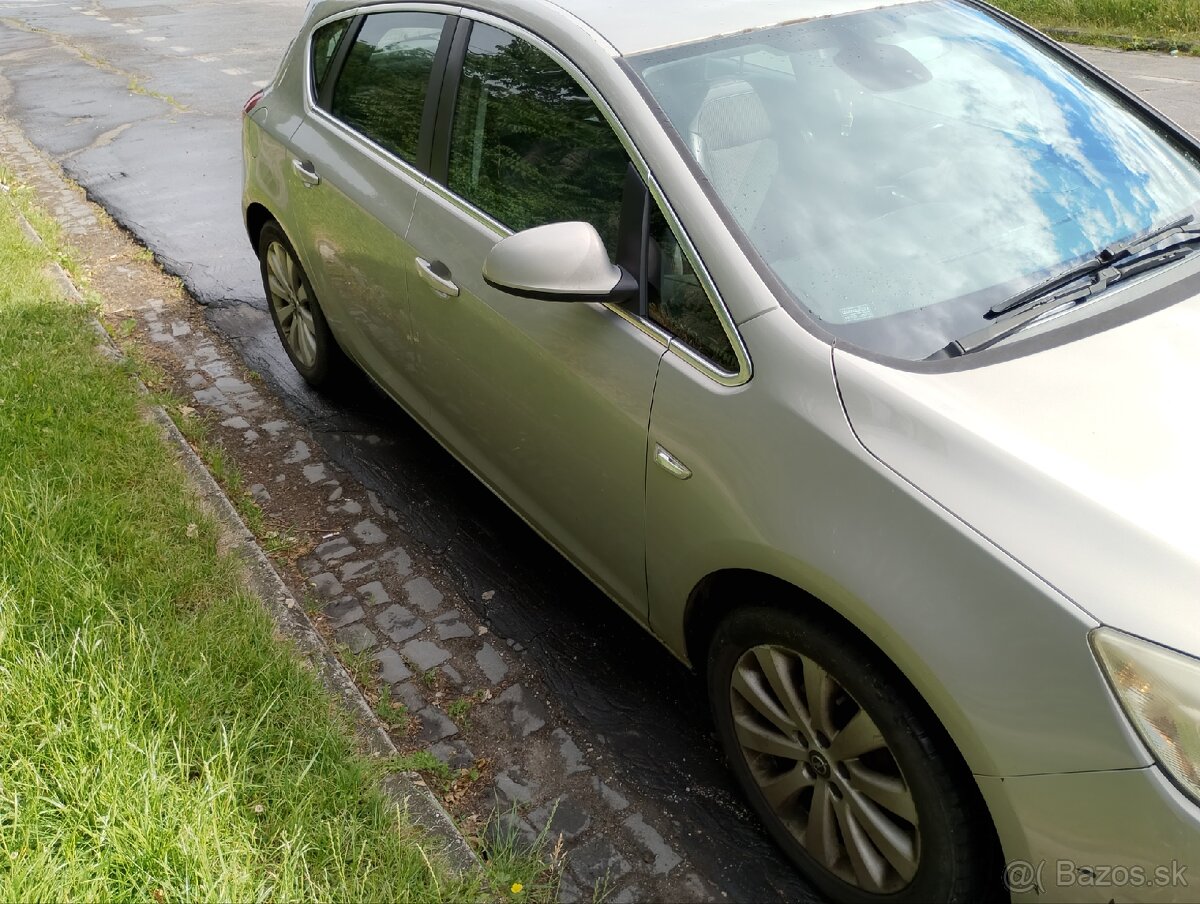 Opel Astra 1.4 benzín 2010