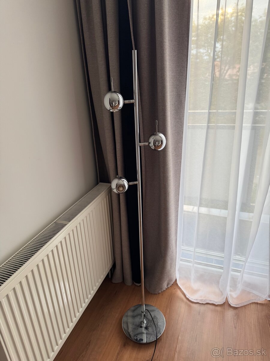 Stojaca lampa stmievatelna