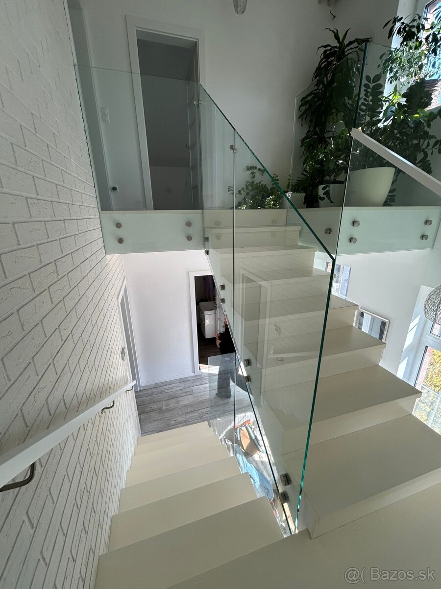 Sklenené zábradlie