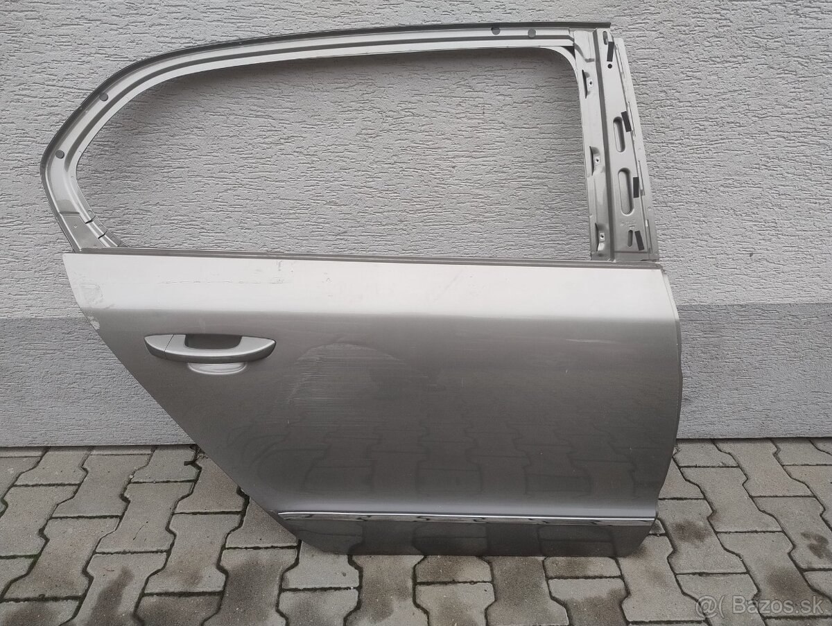 Pravé zadné dvere Superb