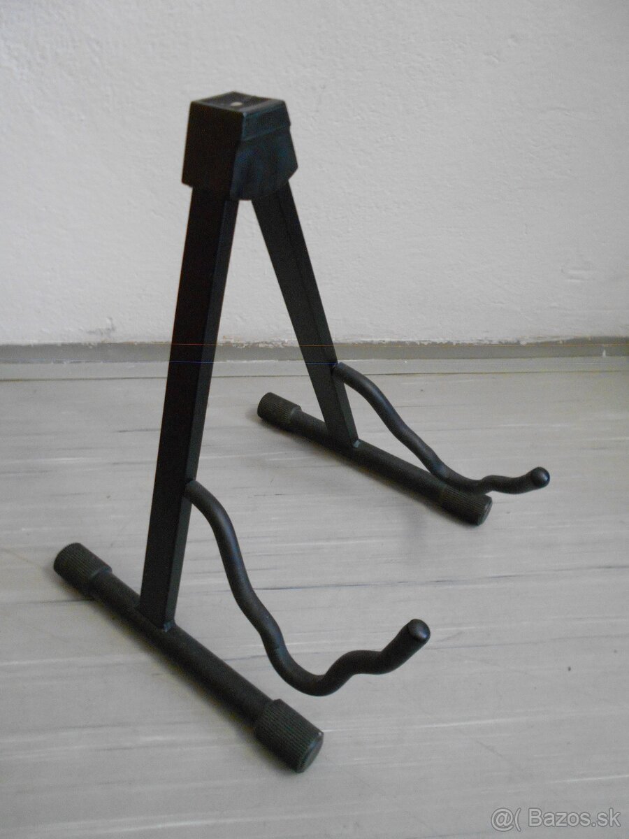 stojan na akust. gitaru, elektrickú gitaru alebo basgitaru