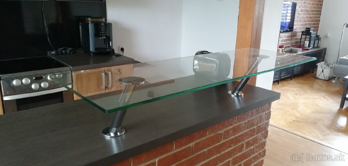 Sklenený barový pult na pracovnú dosku