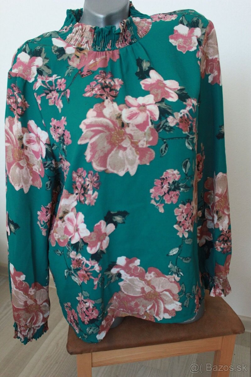 zelena kvetovana bluzka