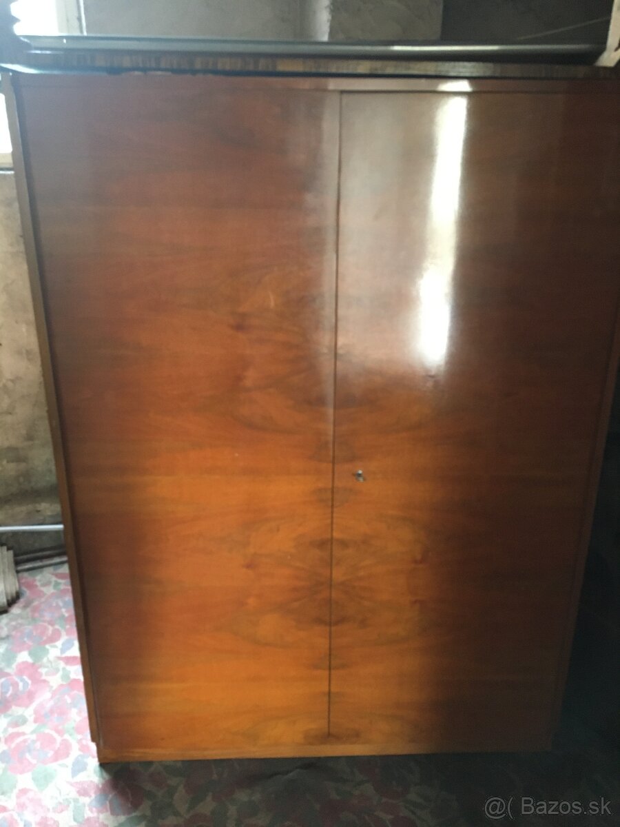 Predama lacno skrine- prave drevo- starozitnost, vek 30 r -