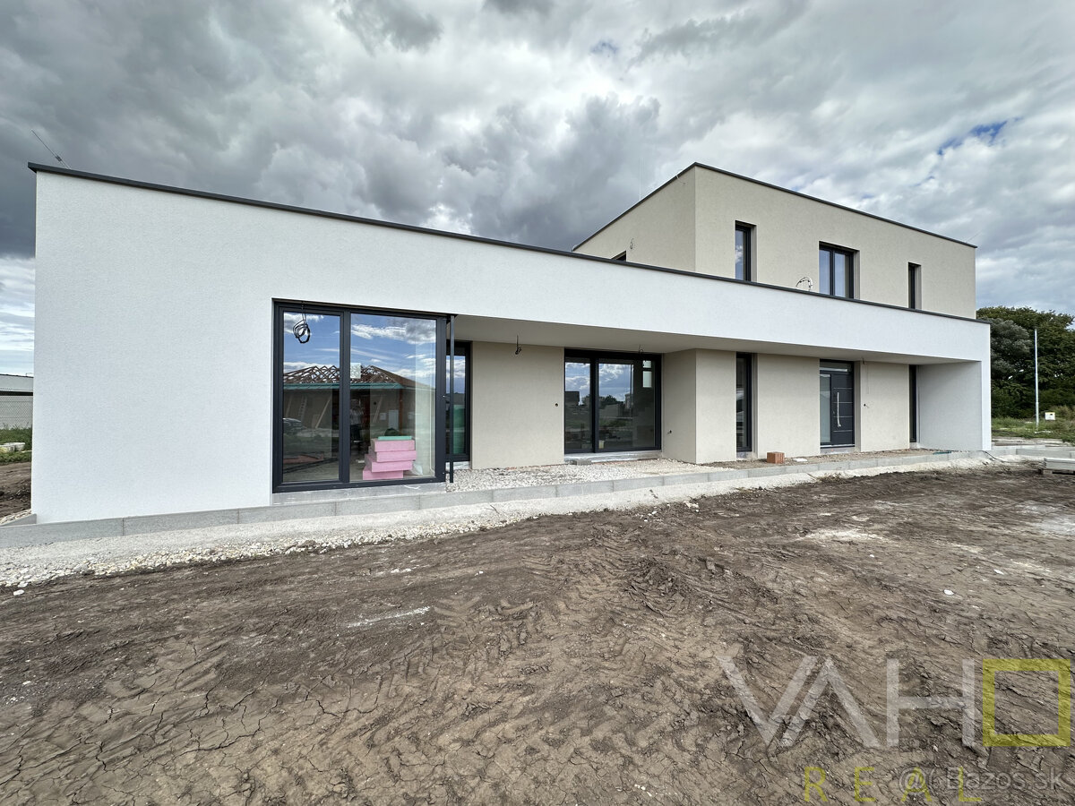 Exkluzívny 5-izbový rodinný dom s garážou a terasou – Biely