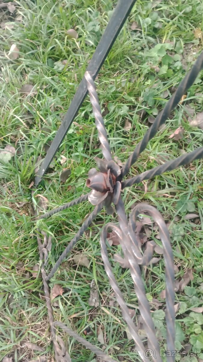 Železný kovový vešiak