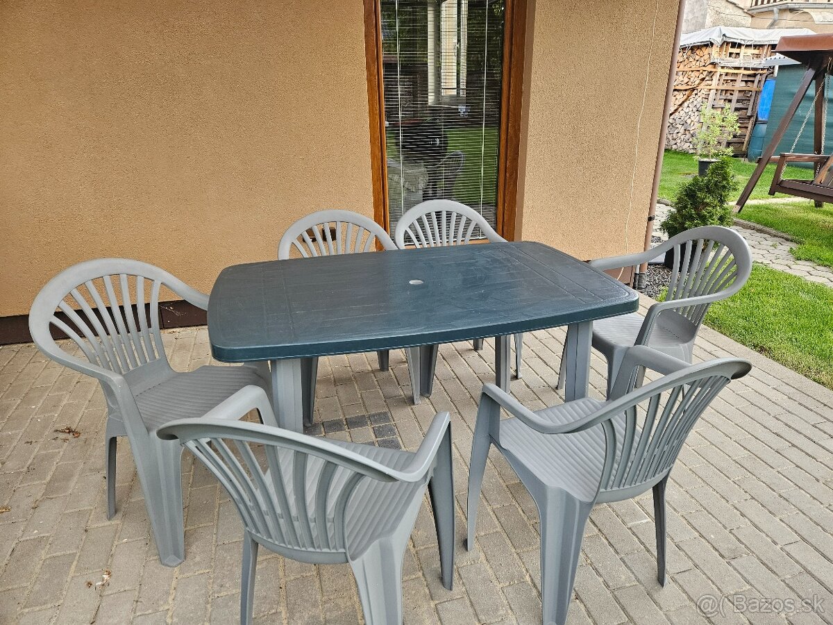 Plastový nábytok