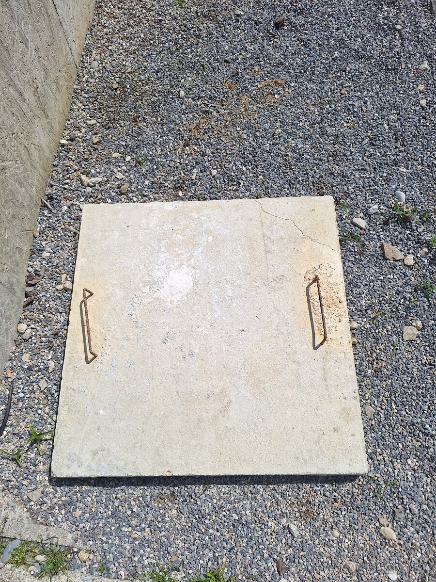 Betonovy a oceľový poklop