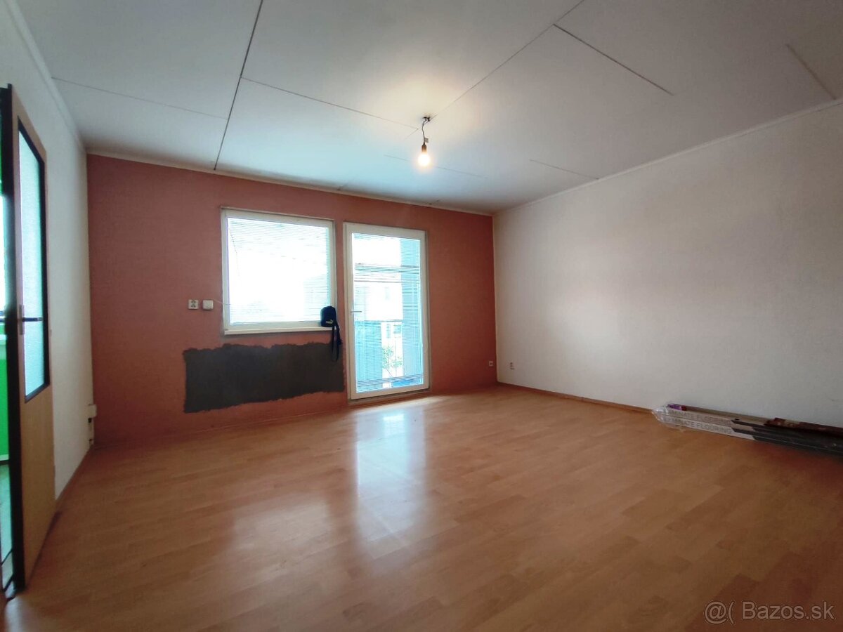 Veľký 3 izbový byt s balkónom Bajka, okres Levice