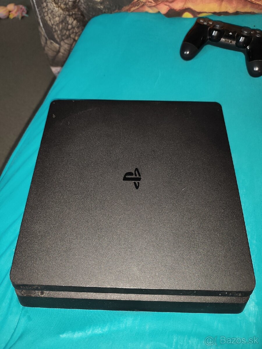 Predám PS4 slim 3 ovládače Aj HDMI kábel