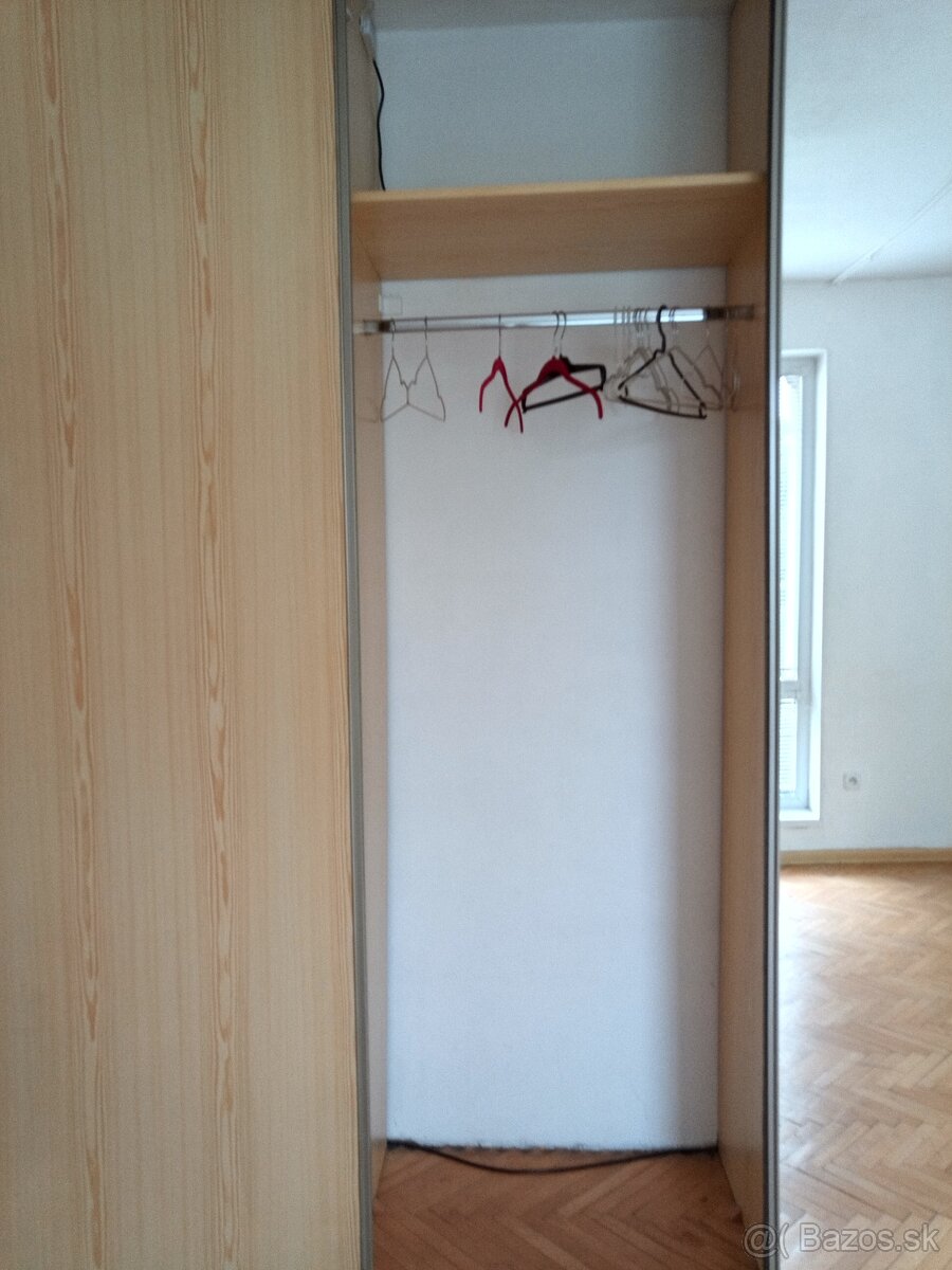 Vstavaná skriňa