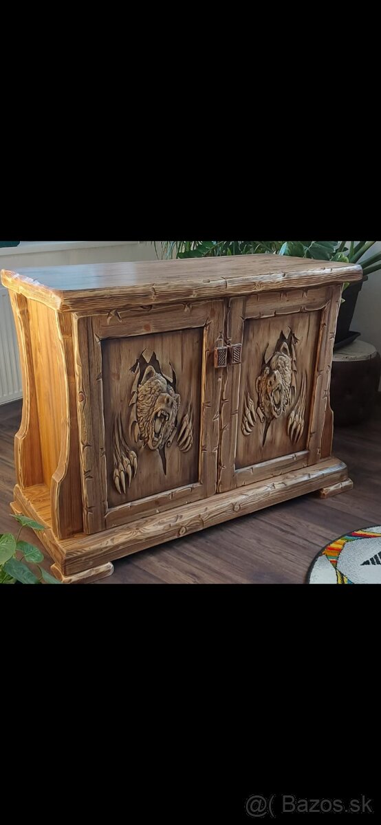 Drevená komoda "Poľovnicke motivy"V-100cm š-120cm