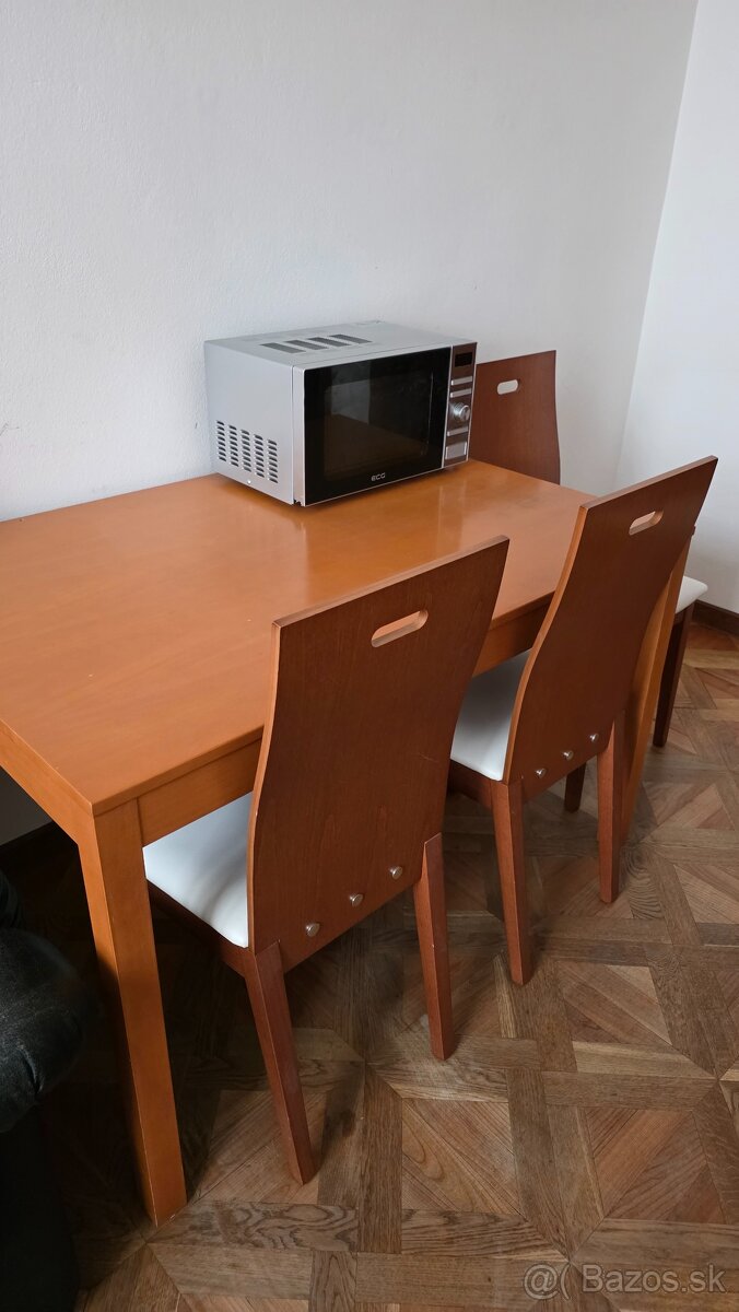 Stôl a stoličky