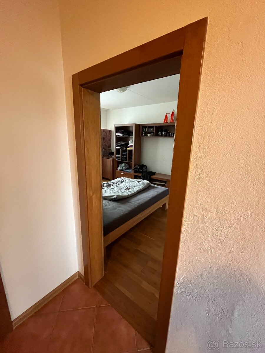 Izba v byte na Terase na prenájom, nepriechodná s balkónom.