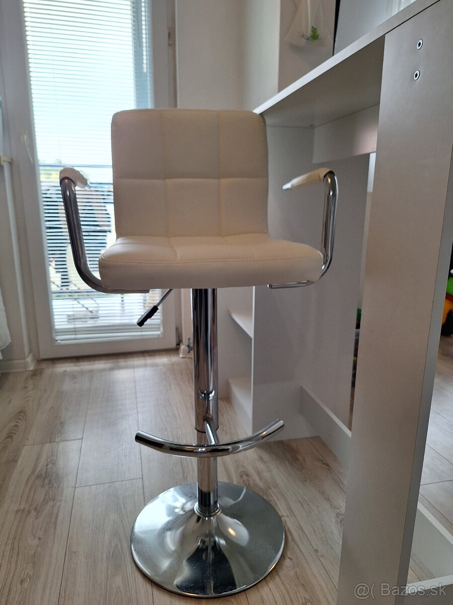 Bárovy stol a stolička