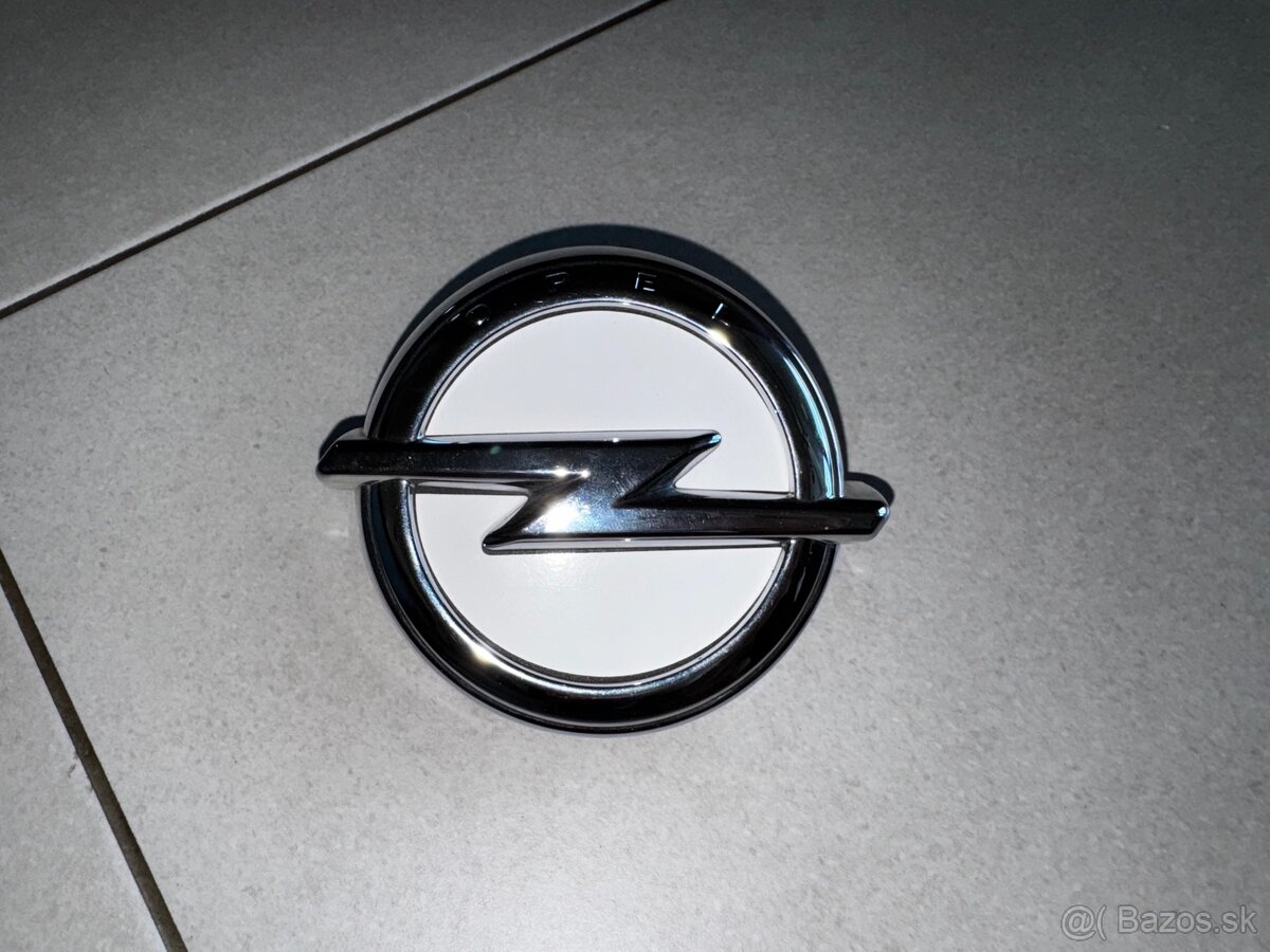 Emblém piatých dverí s logom Opel / Systém otvárania kufru
