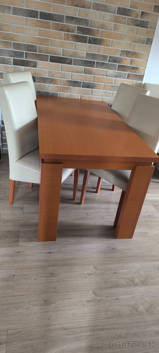 Kuchynský stôl so stoličkami