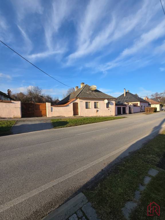 EXKLUZÍVNE Pozemok 1478 m2 s rodinným domom Solivar