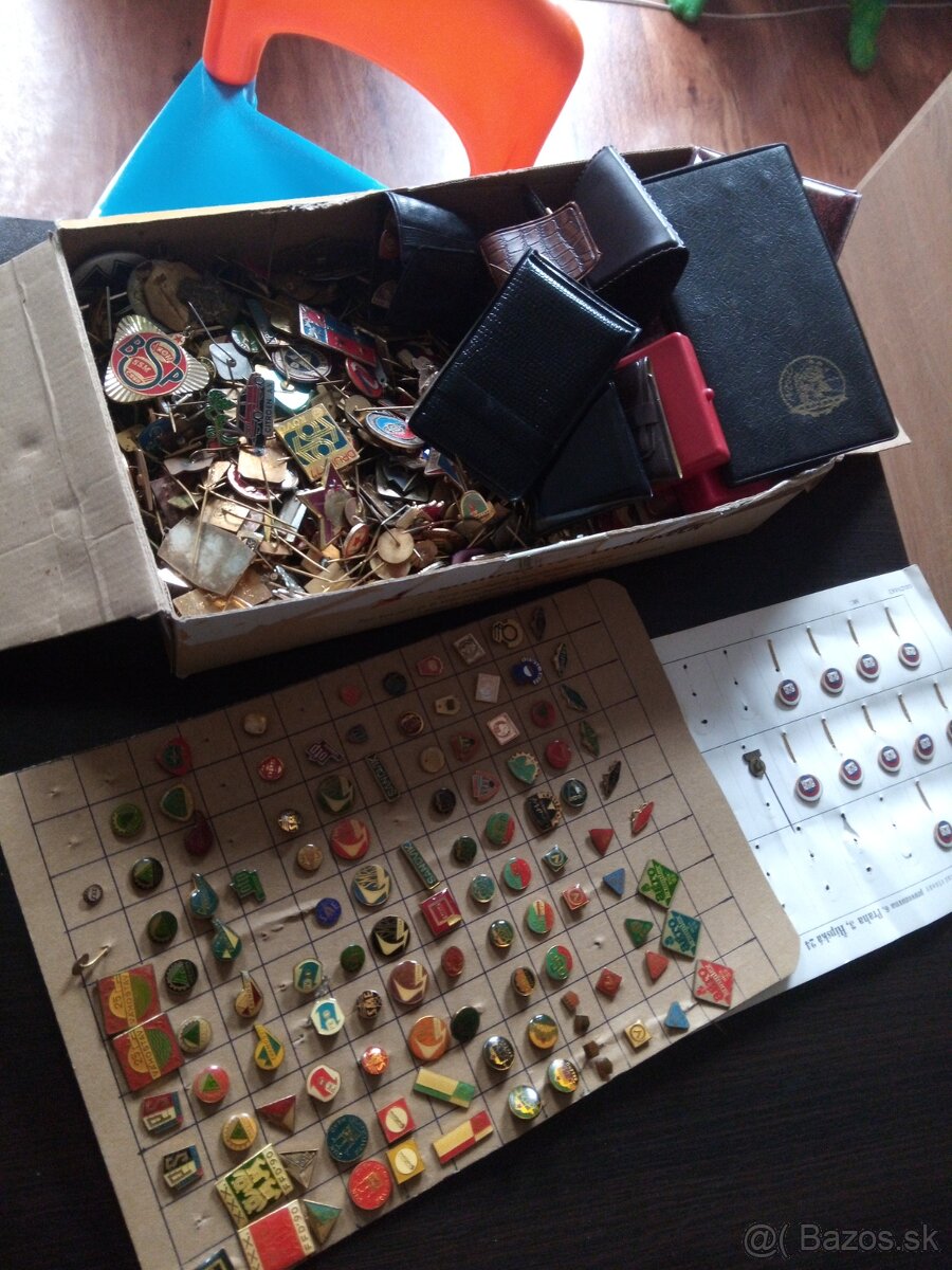 Odznaky plná krabica.Kadeco