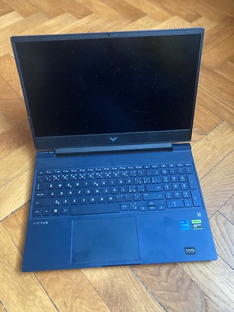 Herný počítač HP Victus a herná myš