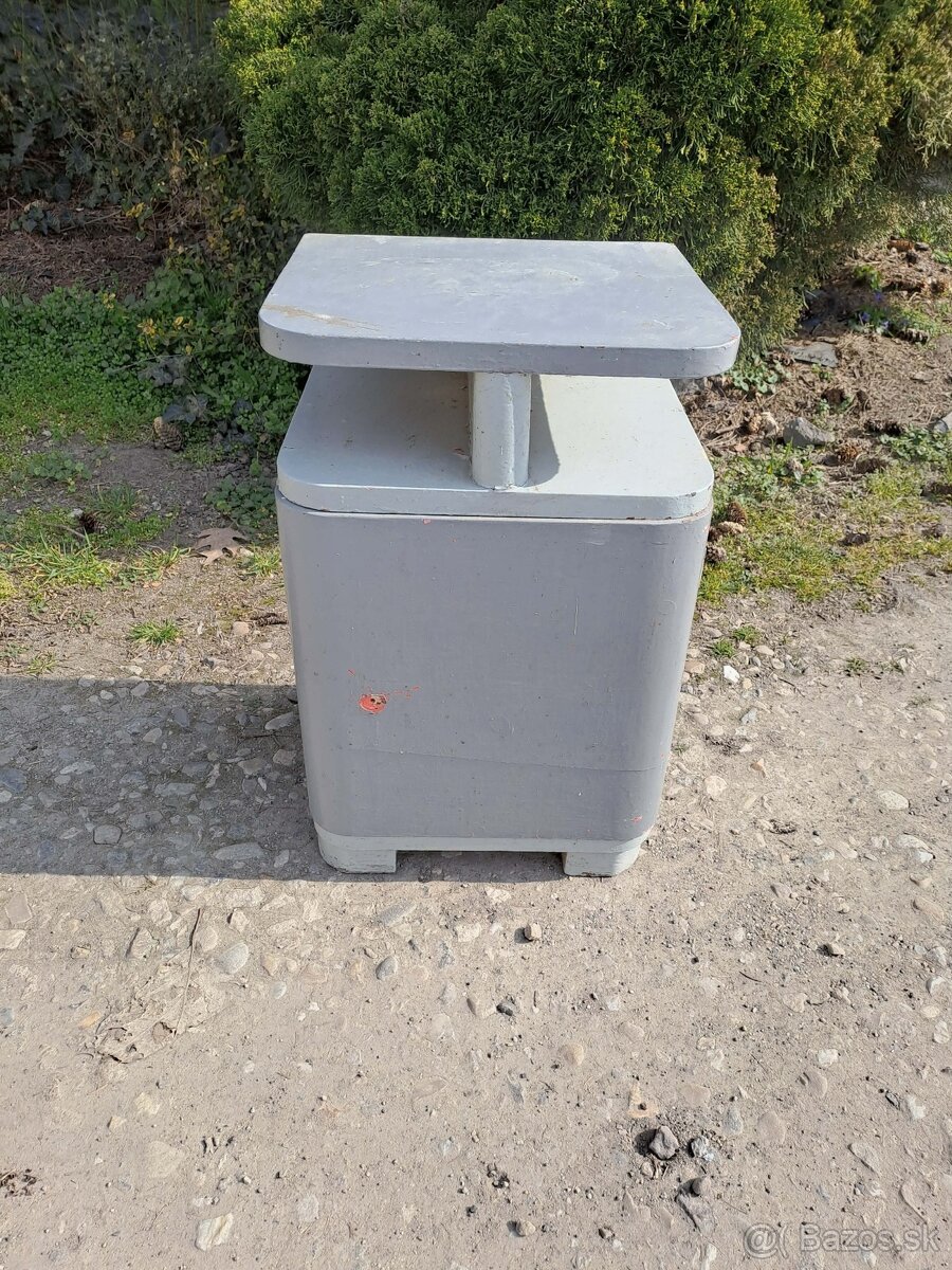 Predám starý nočný stolík