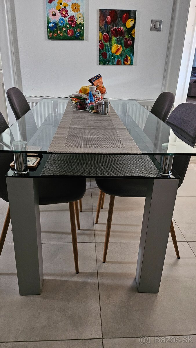 Kuch.stôl a obyvačkový stolík