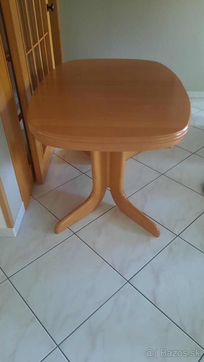 Rozkladací bukový stôl