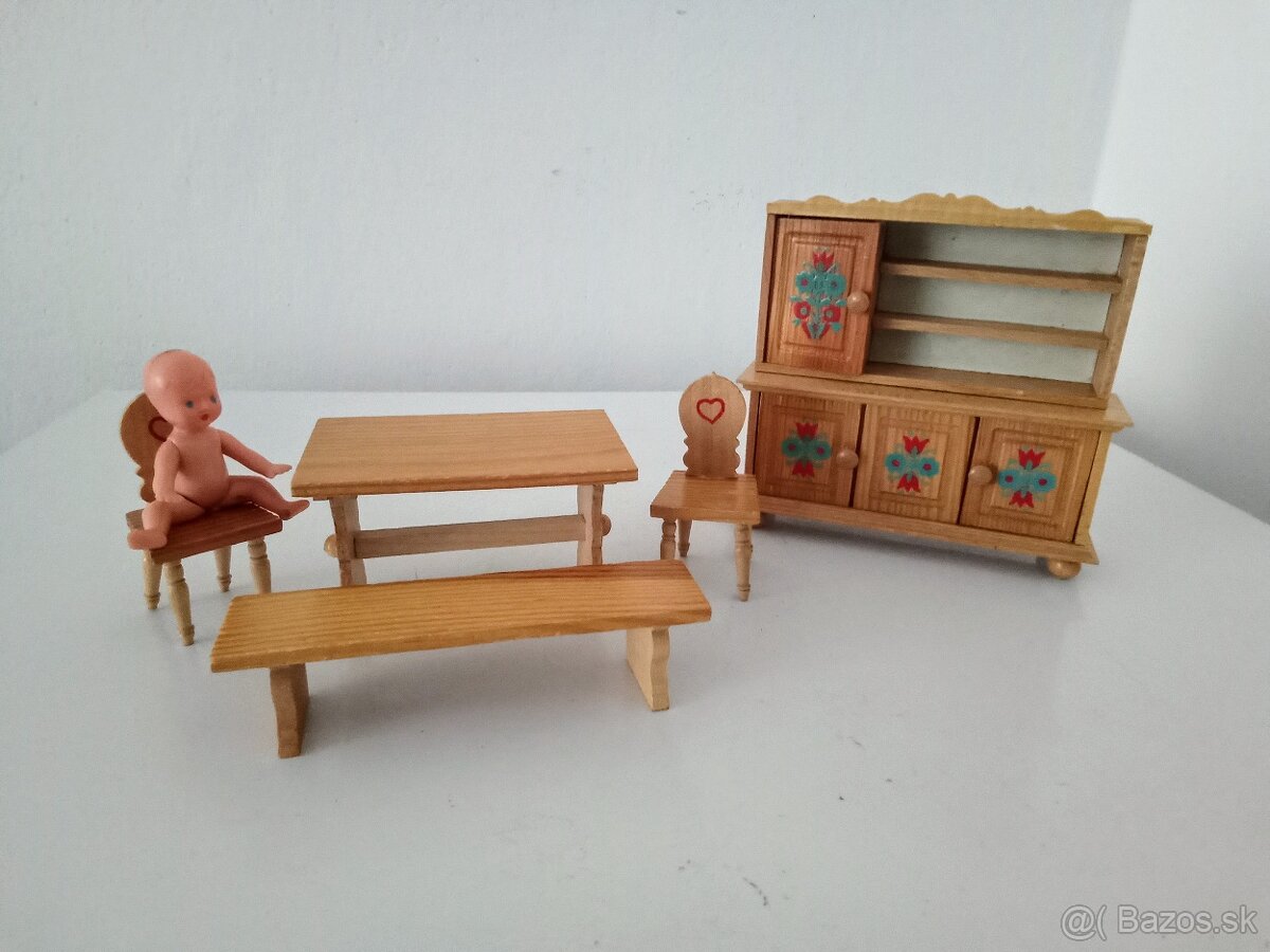 Stará, dřevěná jídelna s panenkou-izbička s bábikou