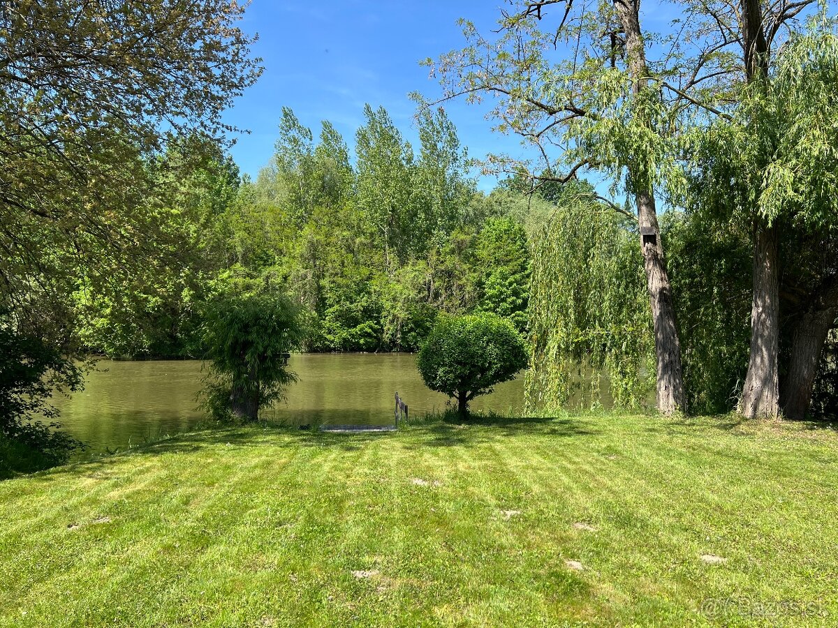 Pozemok s chatou a mólom priamo na brehu Malého Dunaja