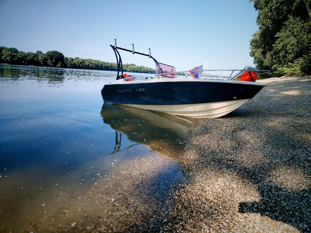 Predám motorový čln s privesom