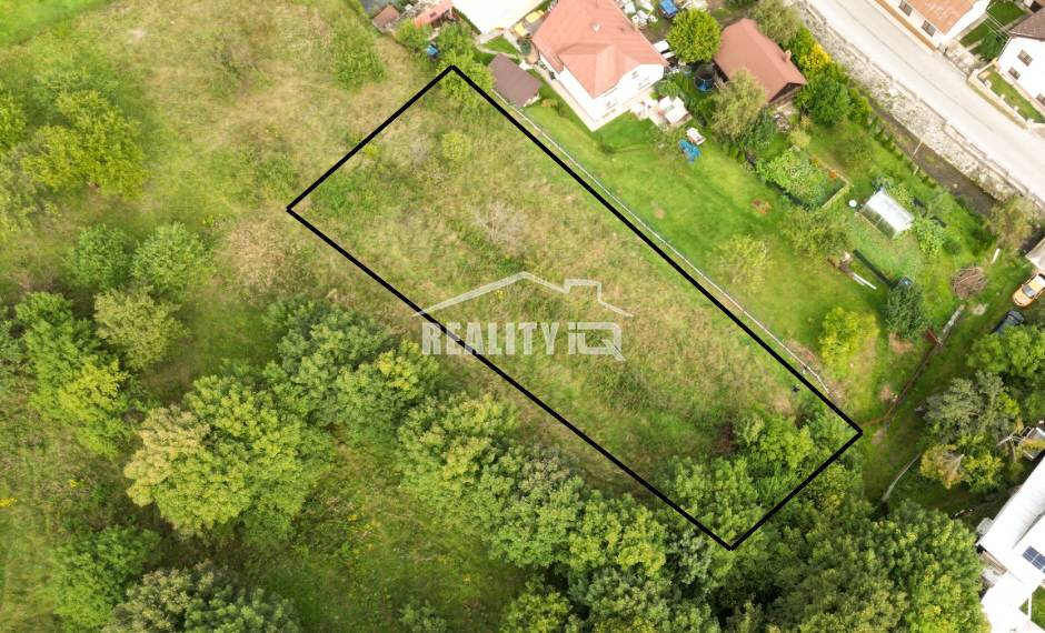 Exkluzívne na predaj slnecný pozemok 758 m2, Snežnica - cent