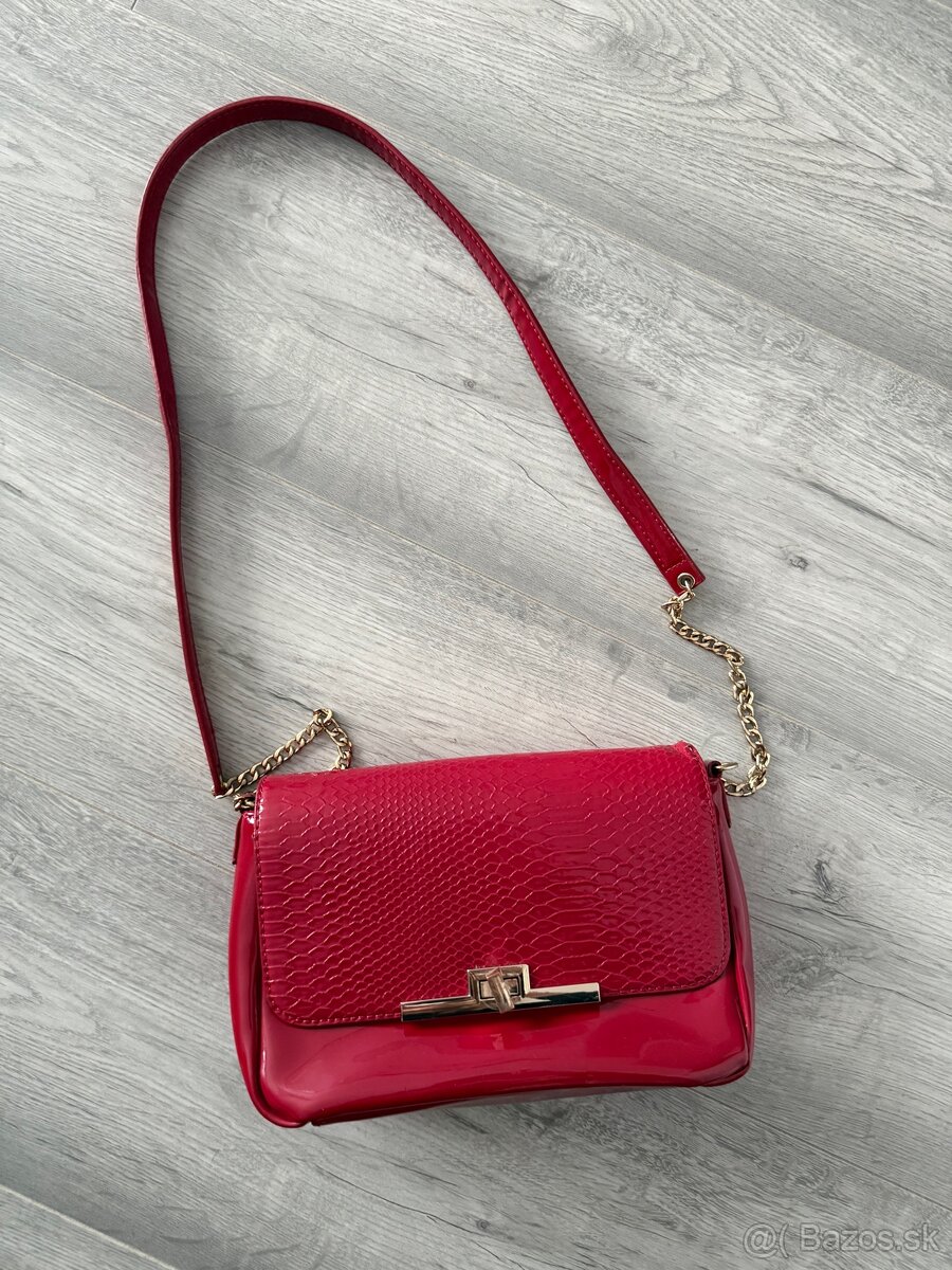 Červená lesklá kabelka