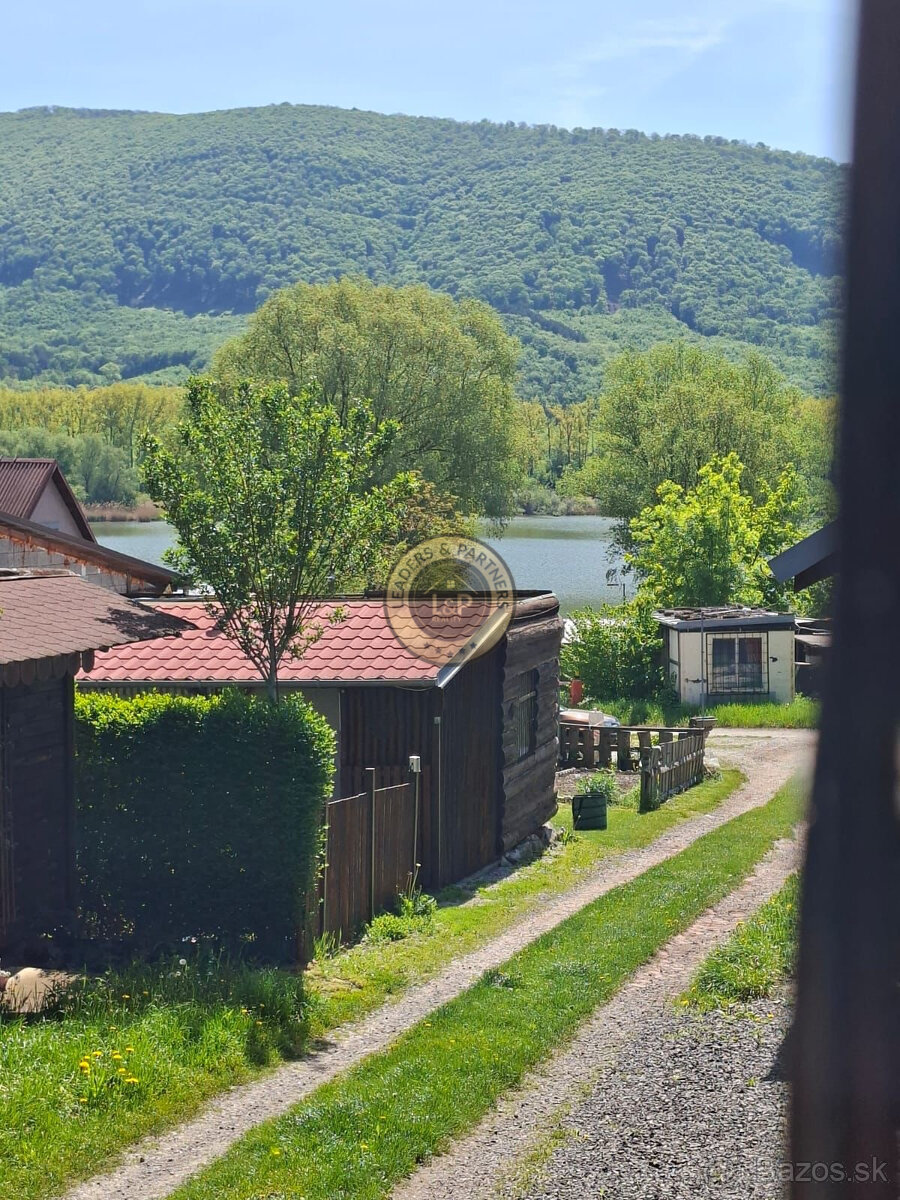 Na predaj chatka s pozemkom pri priehrade v obci Buková
