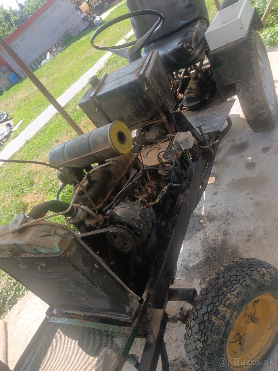 Traktor domácej výroby a vozík.