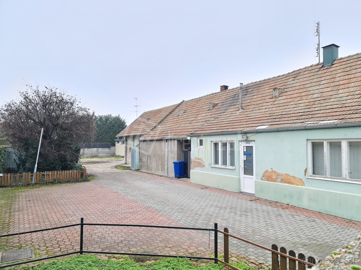 Pozemok 933 m2 so starším domom, vhodné aj na podnikat…