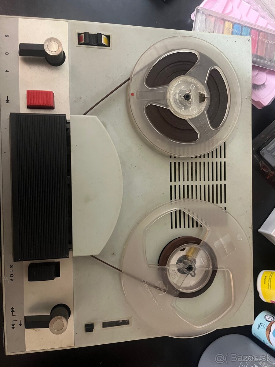 Starožitny magnetofón