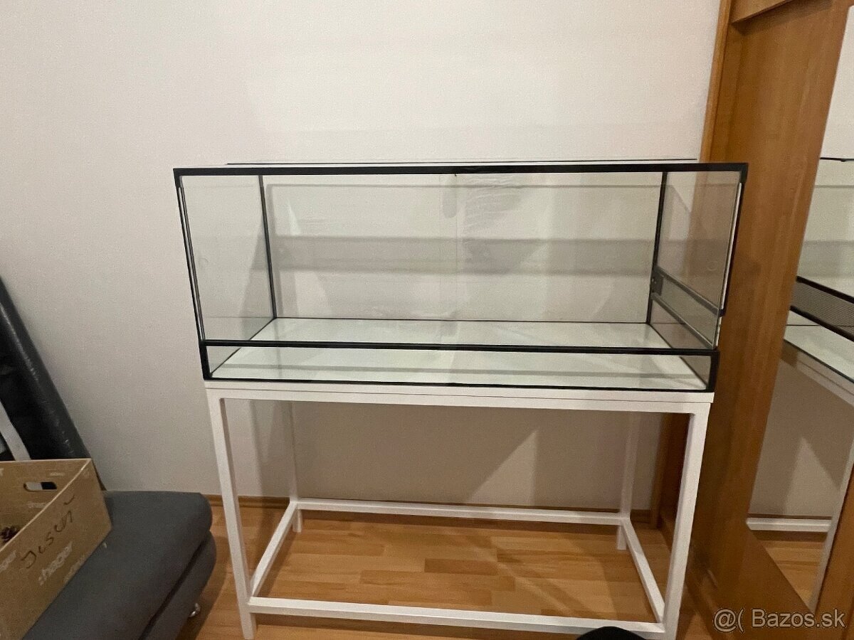 Terarium s kovovým stojanom