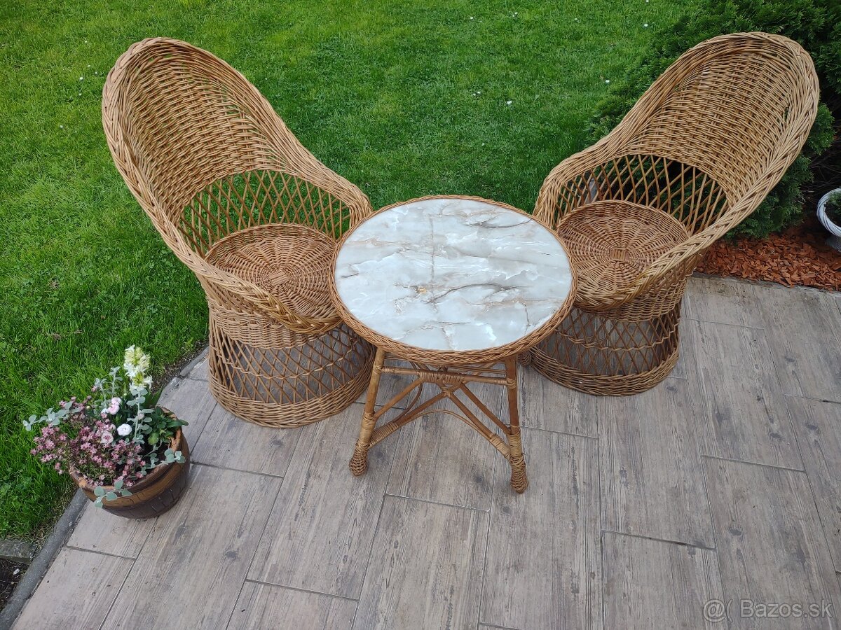 Predám prútené kreslá a stolík