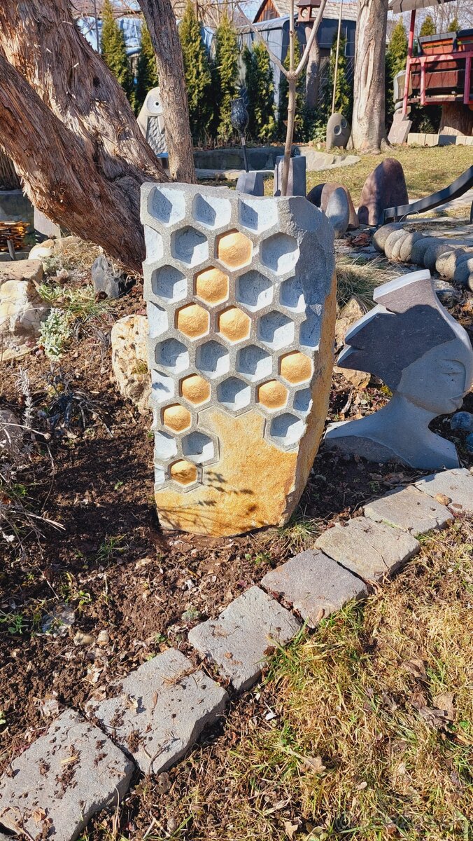 Abstraktne soliterne kamene