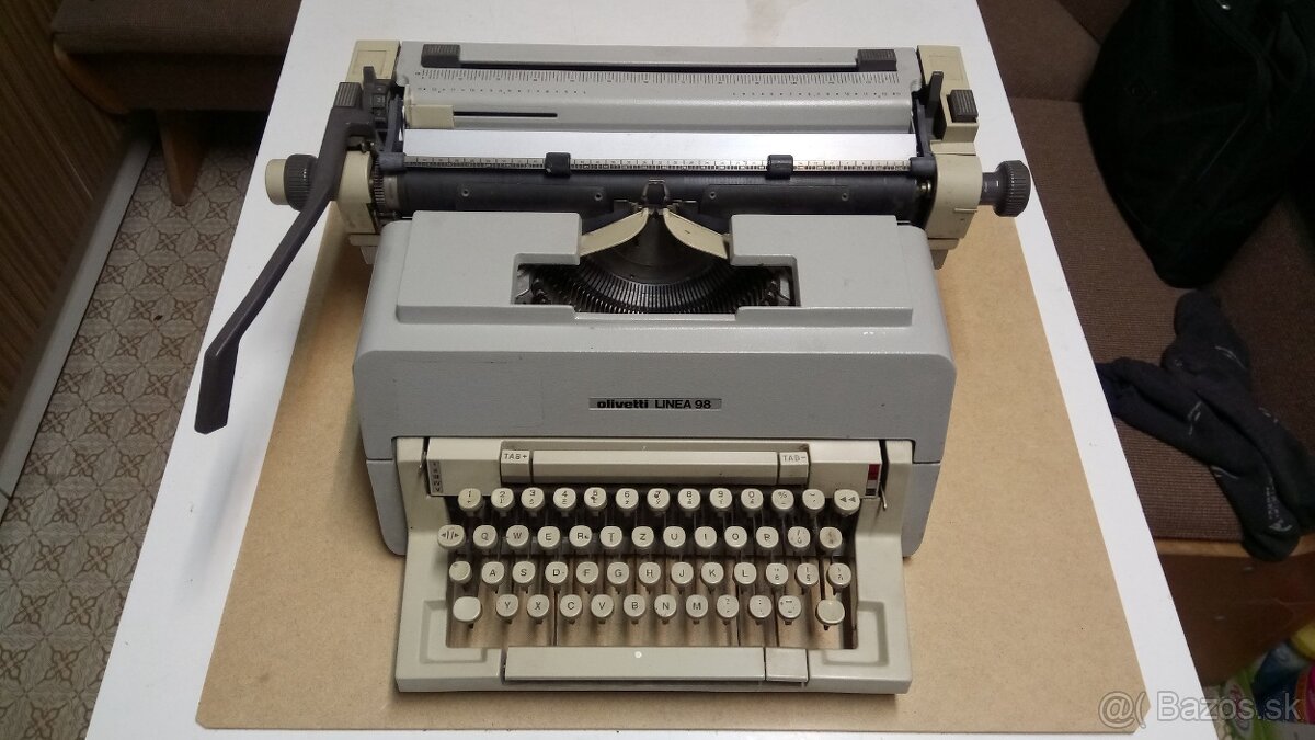 Písací stroj.