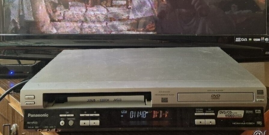 HiFi stereo Panasonic VHS-CD-DVD videorekordér