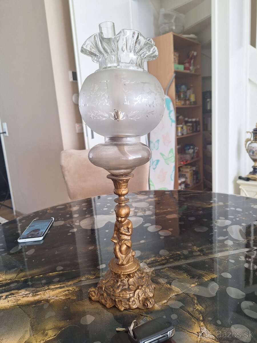 Starozitna figuralna petrolejova lampa