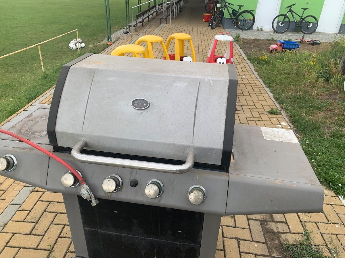 Predám starší záhradný grill.