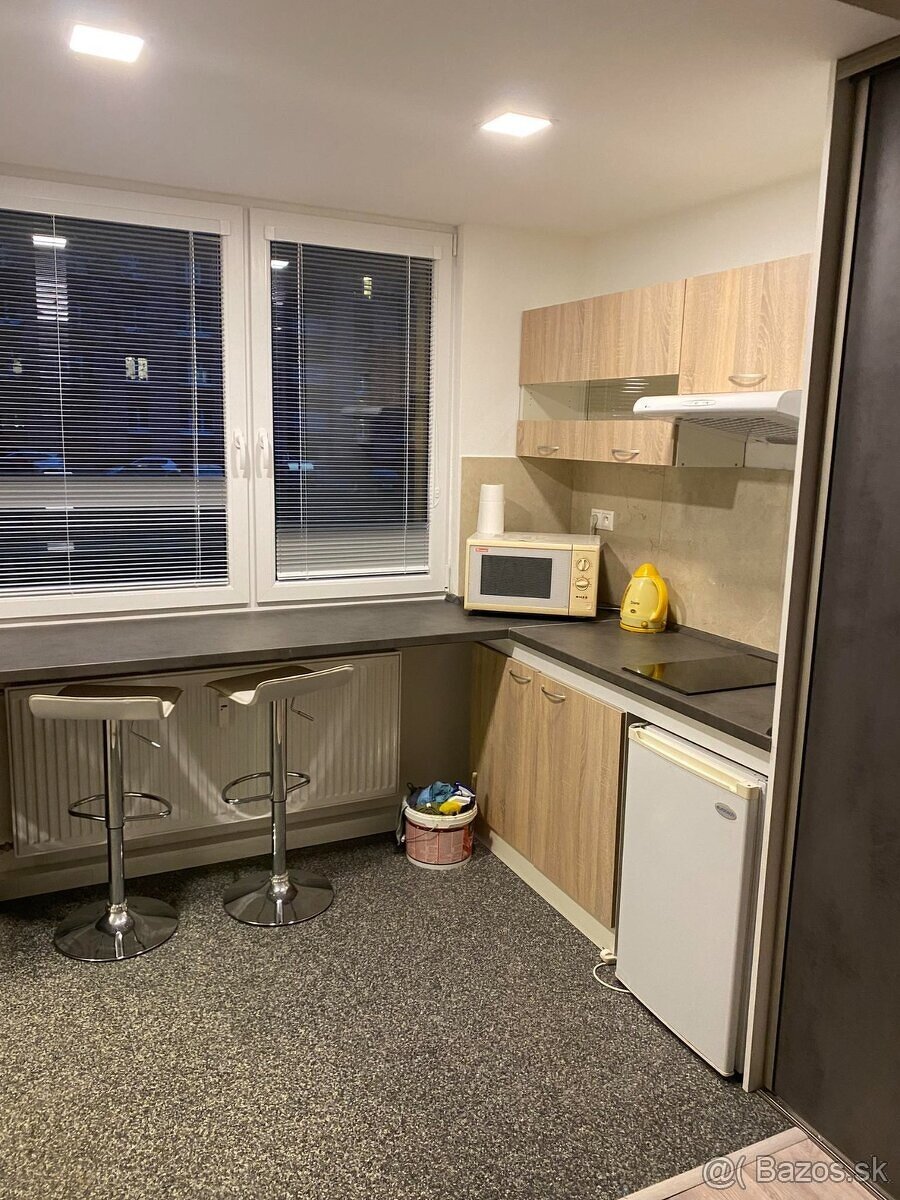 Prenajmem garzonku na Oktobrovej 32