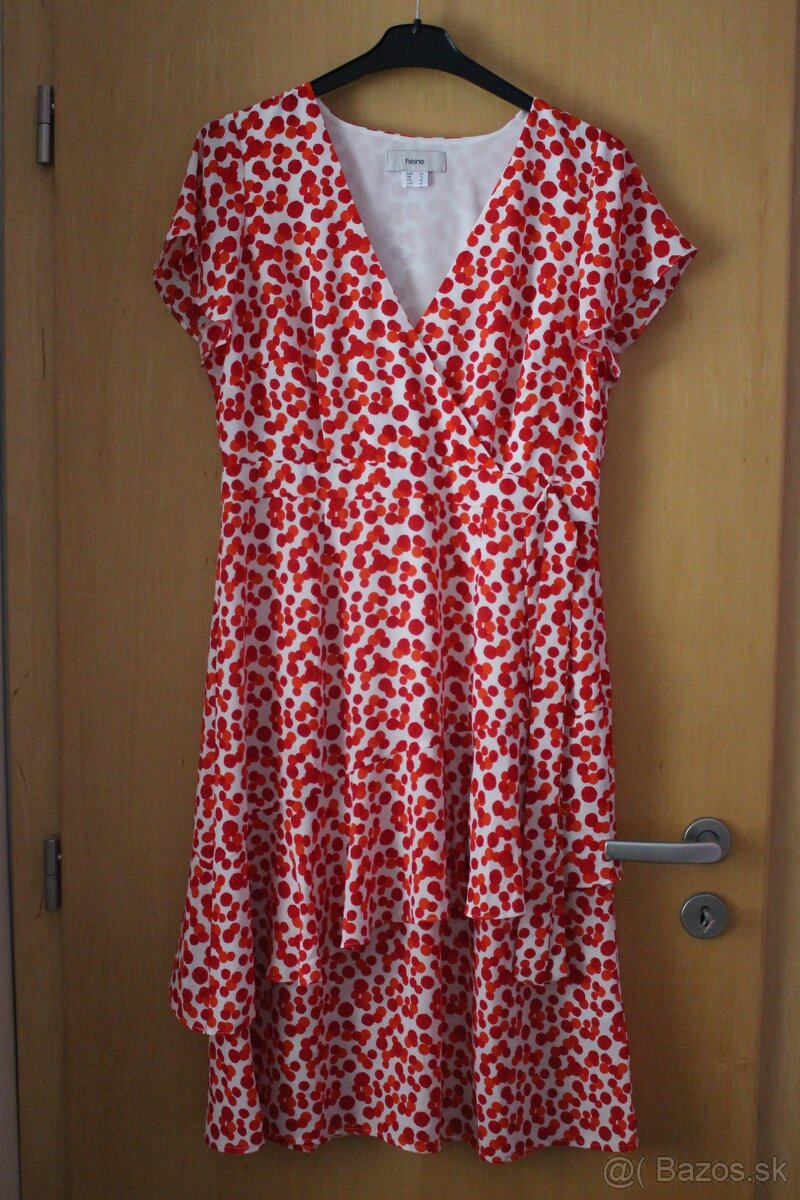 Červeno-biele bodkované šaty