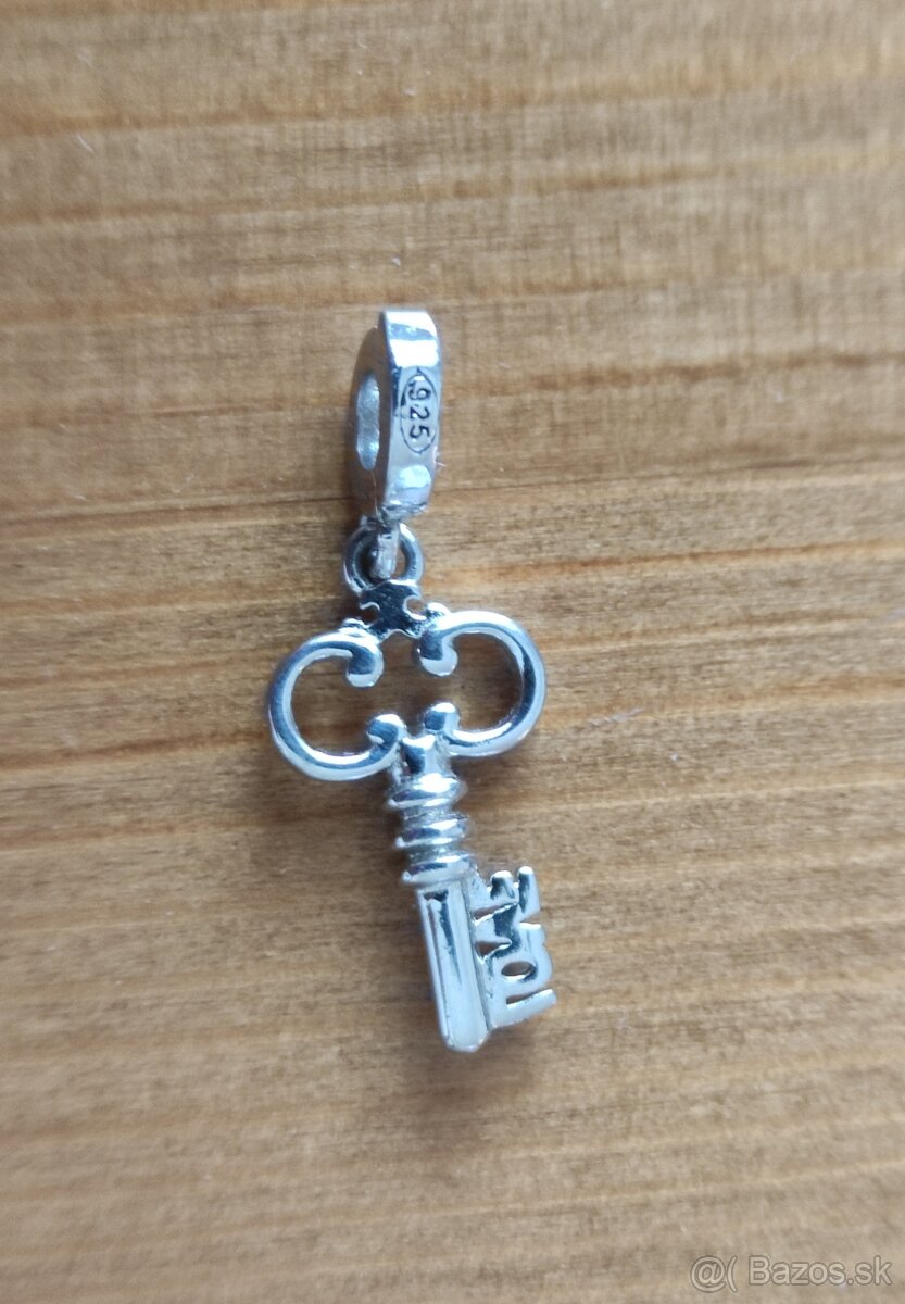 Nový strieborný prívesok kľúč