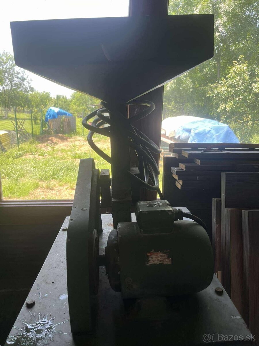 Predám elektrický mlynček na obilie / krmivo