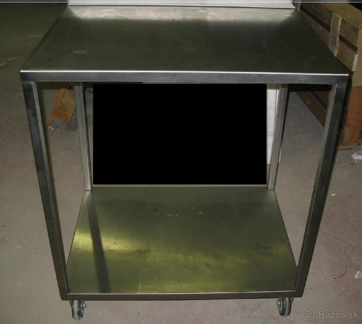 Nerezový stôl s lemom