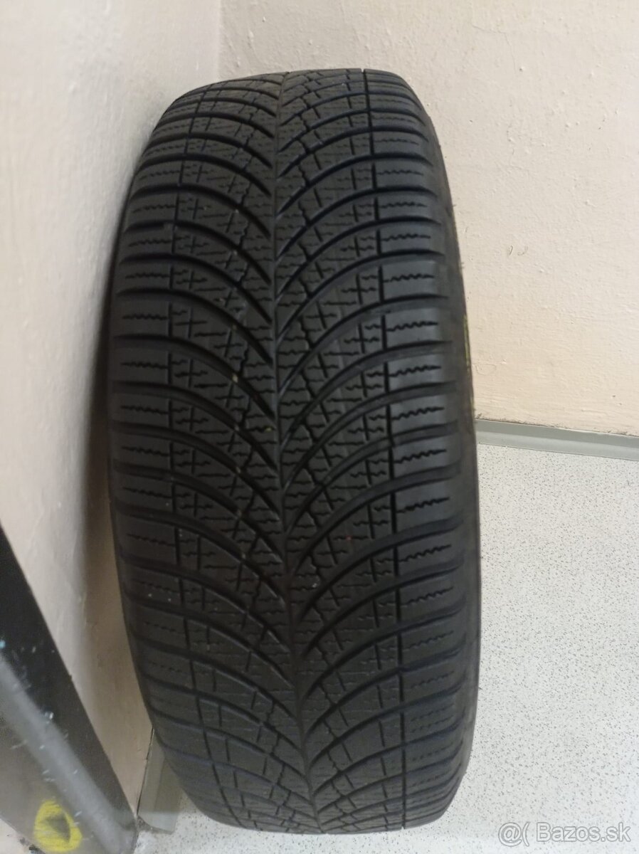 Predám celoročne pneu Goodyear 215/60 r17